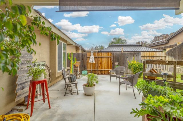 800 Sunset Meadow Lane, Bakersfield, CA 93308