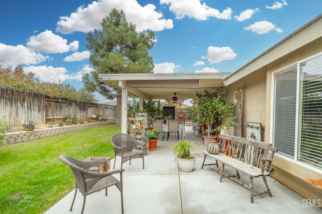 800 Sunset Meadow Lane, Bakersfield, CA 93308