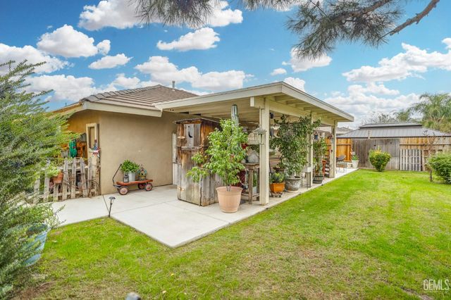 800 Sunset Meadow Lane, Bakersfield, CA 93308