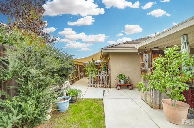 800 Sunset Meadow Lane, Bakersfield, CA 93308