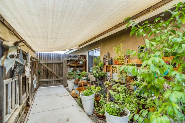 800 Sunset Meadow Lane, Bakersfield, CA 93308