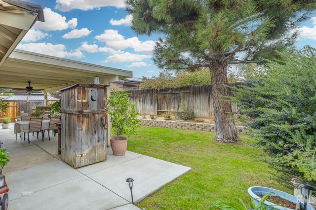 800 Sunset Meadow Lane, Bakersfield, CA 93308