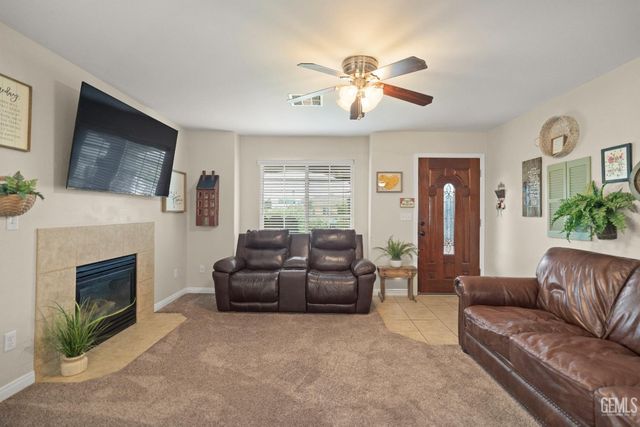 800 Sunset Meadow Lane, Bakersfield, CA 93308