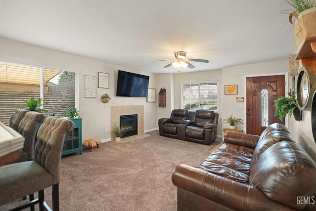 800 Sunset Meadow Lane, Bakersfield, CA 93308