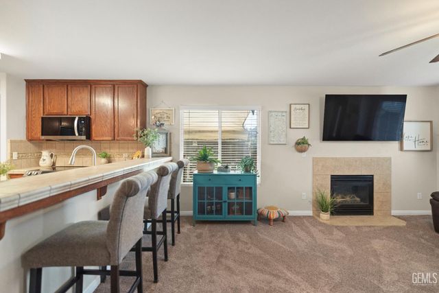 800 Sunset Meadow Lane, Bakersfield, CA 93308