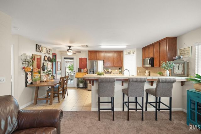 800 Sunset Meadow Lane, Bakersfield, CA 93308