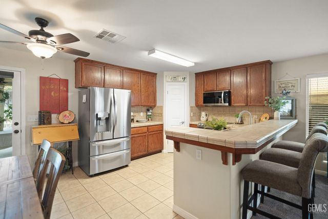 800 Sunset Meadow Lane, Bakersfield, CA 93308