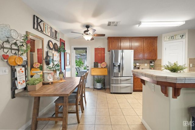 800 Sunset Meadow Lane, Bakersfield, CA 93308