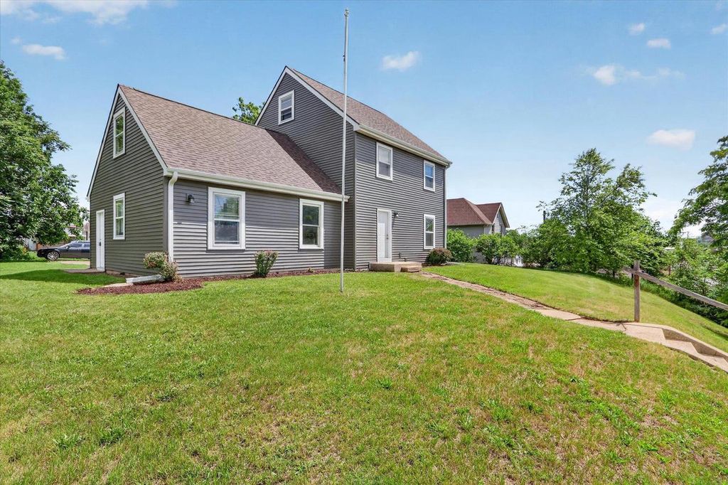 215 Roosevelt Avenue, Beloit, WI 53511