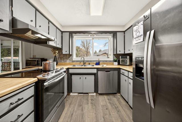 2175 Delta Waters Road, Medford, OR 97504