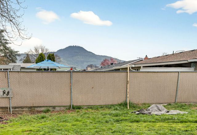 2175 Delta Waters Road, Medford, OR 97504