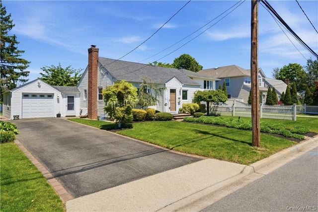 15 Russel Avenue, Bethpage, NY 11714