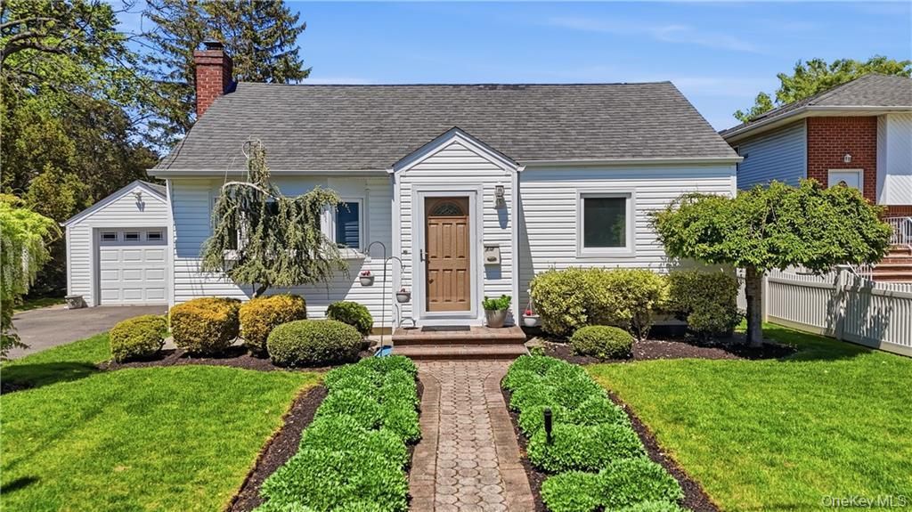 15 Russel Avenue, Bethpage, NY 11714