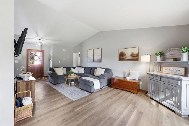 627 Prairie View DRIVE, North Prairie, WI 53153