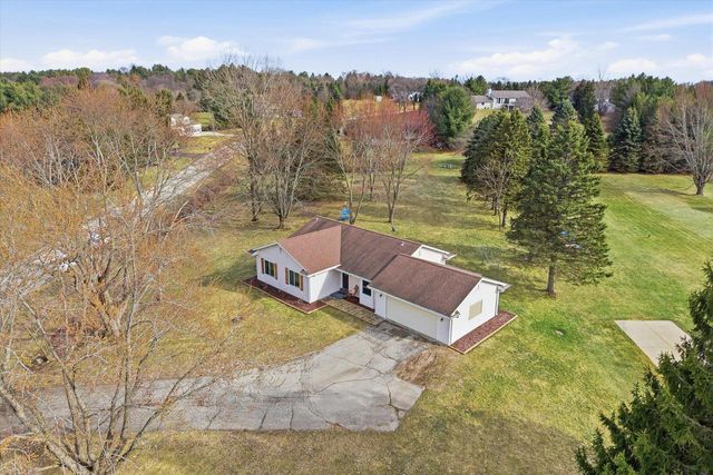 627 Prairie View DRIVE, North Prairie, WI 53153