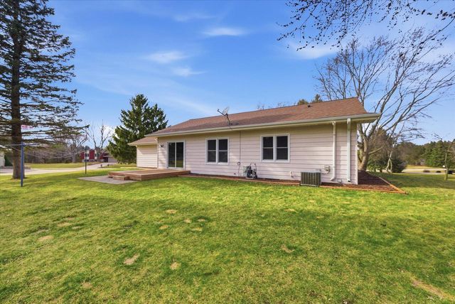 627 Prairie View DRIVE, North Prairie, WI 53153