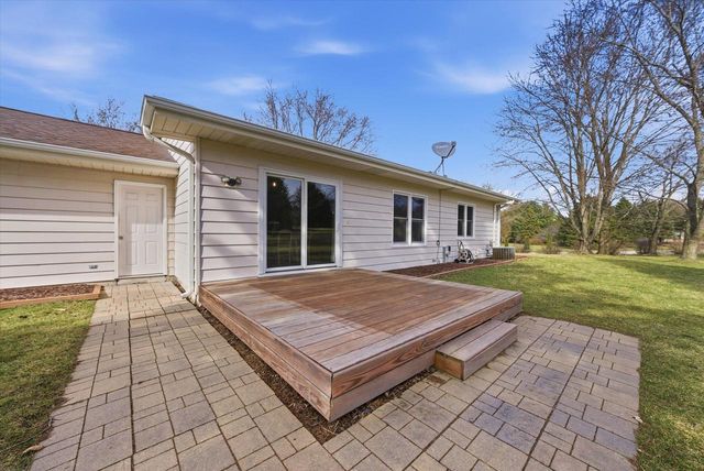 627 Prairie View DRIVE, North Prairie, WI 53153
