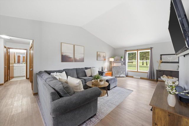 627 Prairie View DRIVE, North Prairie, WI 53153