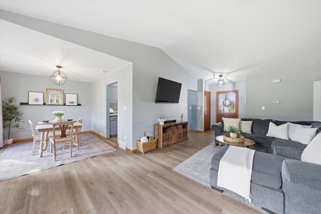 627 Prairie View DRIVE, North Prairie, WI 53153