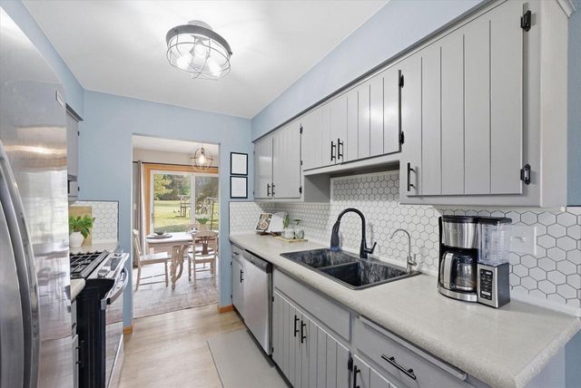 627 Prairie View DRIVE, North Prairie, WI 53153