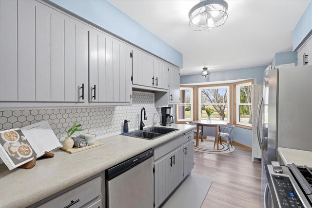 627 Prairie View DRIVE, North Prairie, WI 53153