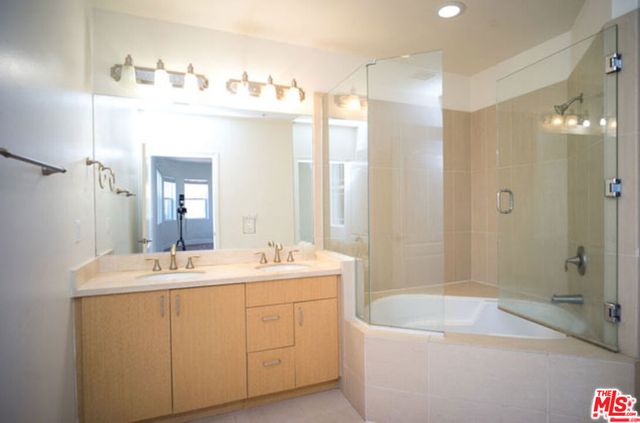 917 S New Hampshire Avenue 202, Los Angeles, CA 90006