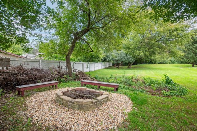 N51W27864 N Courtland CIRCLE, Pewaukee, WI 53072