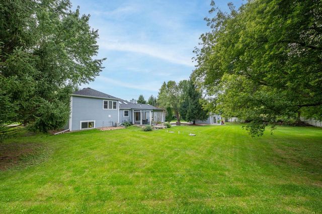 N51W27864 N Courtland CIRCLE, Pewaukee, WI 53072