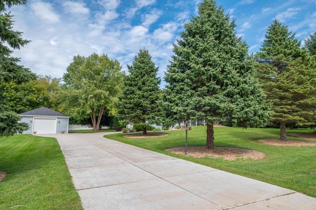 N51W27864 N Courtland CIRCLE, Pewaukee, WI 53072
