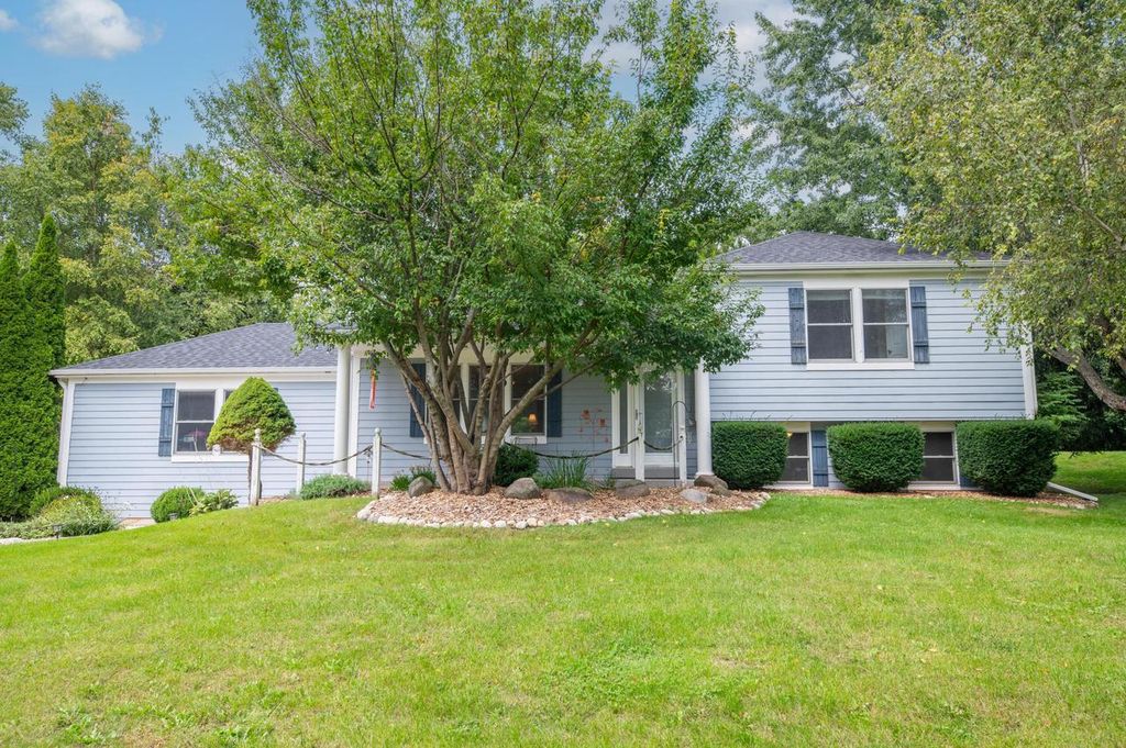 N51W27864 N Courtland CIRCLE, Pewaukee, WI 53072