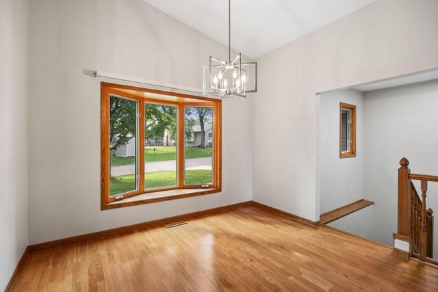 15700 Logarto Lane, Burnsville, MN 55306
