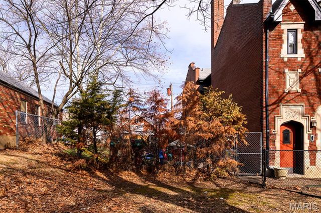 5001 Pernod Avenue, St Louis, MO 63139