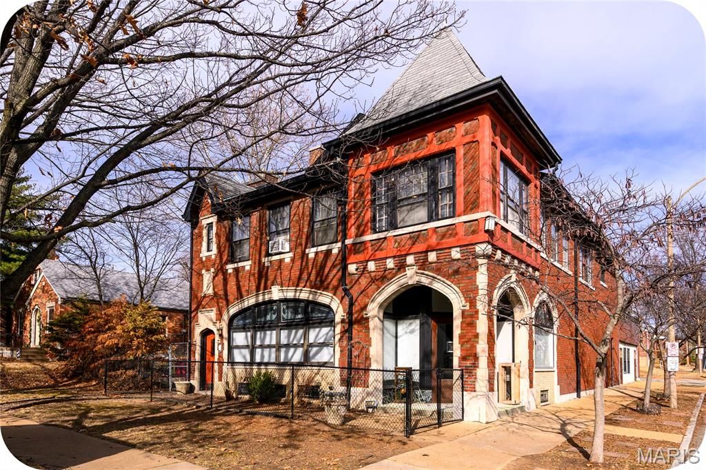 5001 Pernod Avenue, St Louis, MO 63139