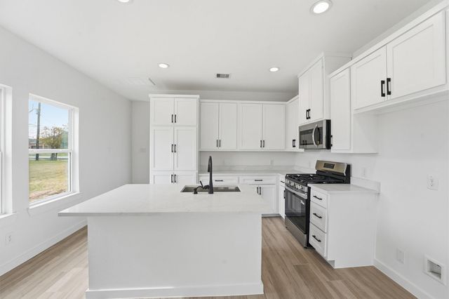 524 N 4th Street, La Porte, TX 77571