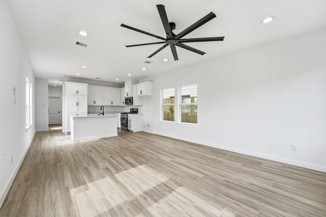 524 N 4th Street, La Porte, TX 77571