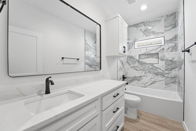 524 N 4th Street, La Porte, TX 77571