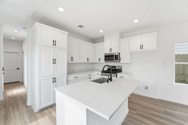 524 N 4th Street, La Porte, TX 77571