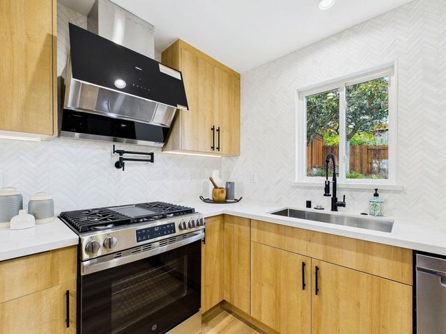 17658 Garland Ct, Castro Valley, CA 94546