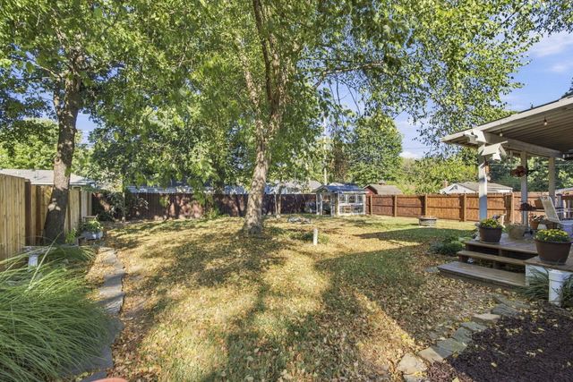 1739 S Kentwood Avenue, Springfield, MO 65804