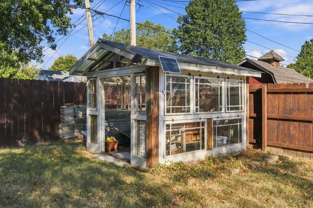 1739 S Kentwood Avenue, Springfield, MO 65804