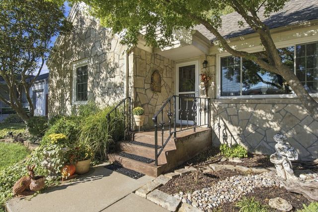 1739 S Kentwood Avenue, Springfield, MO 65804