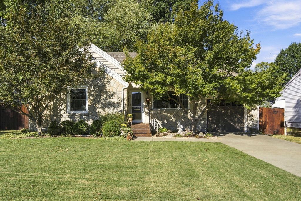 1739 S Kentwood Avenue, Springfield, MO 65804