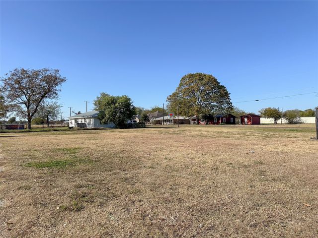 602 S 3rd Street, Mabank, TX 75147