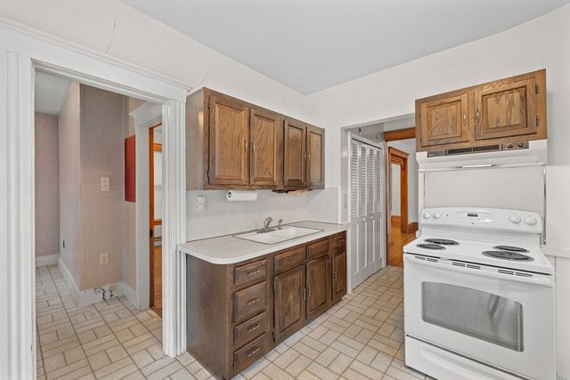 14 Circuit Ave E, Worcester, MA 01603