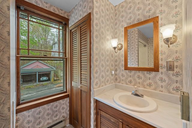 14 Circuit Ave E, Worcester, MA 01603