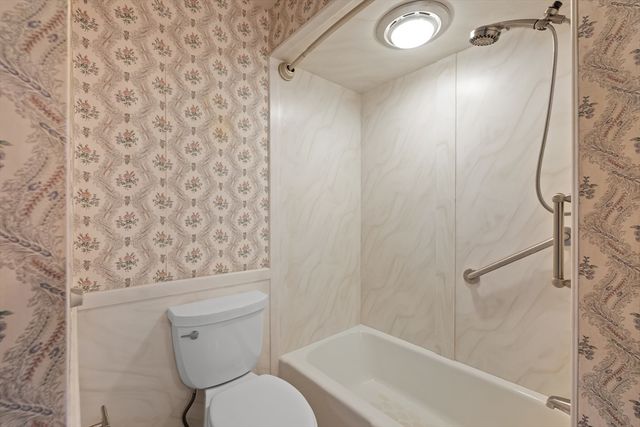 14 Circuit Ave E, Worcester, MA 01603