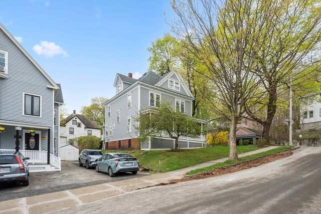 14 Circuit Ave E, Worcester, MA 01603