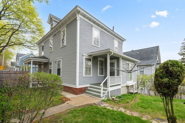 14 Circuit Ave E, Worcester, MA 01603