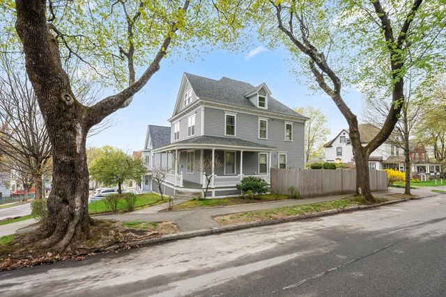 14 Circuit Ave E, Worcester, MA 01603