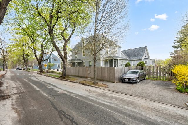 14 Circuit Ave E, Worcester, MA 01603